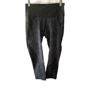 Athleta Leggings Crocodile Stealth Tru Cool Capri pant SZ Small NWOT
